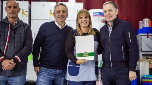 Fernando Gray y Andrés Larroque entregaron equipamiento por $106 millones a escuelas de Esteban Echeverría